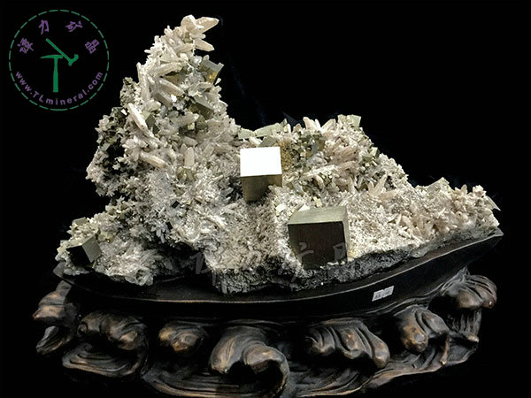 黃鐵礦+水晶（日本律雙晶），43x34x22cm-湖北大冶